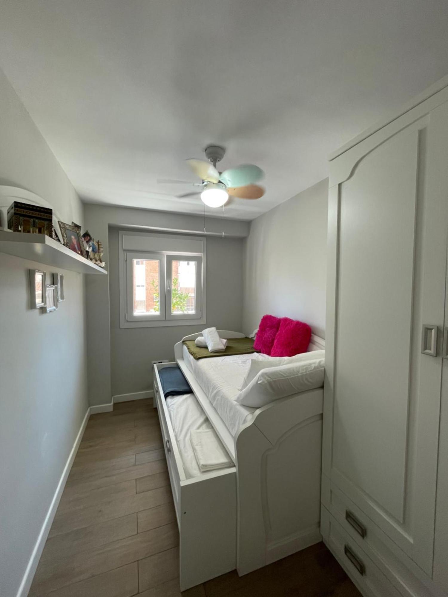 Cozy Room In Stylish Flat Just Steps From The Beach Cádiz Kamer foto